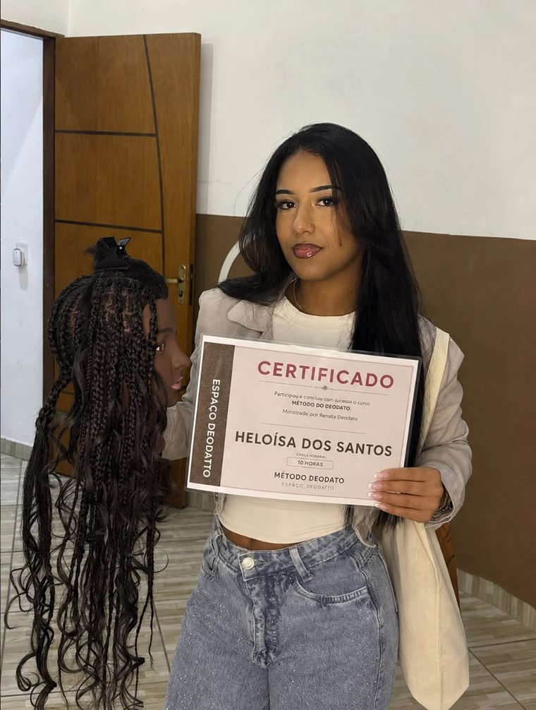 Heloísa dos Santos com o certificado do Método Deodato